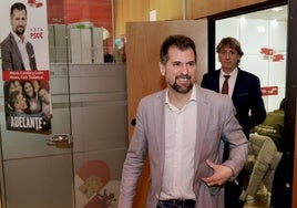 Carlos Martínez sale tras Luis Tudanca de la sala en la que el miércoles escenificaron el trapaso de poderes en el PSOE de Castilla y León.