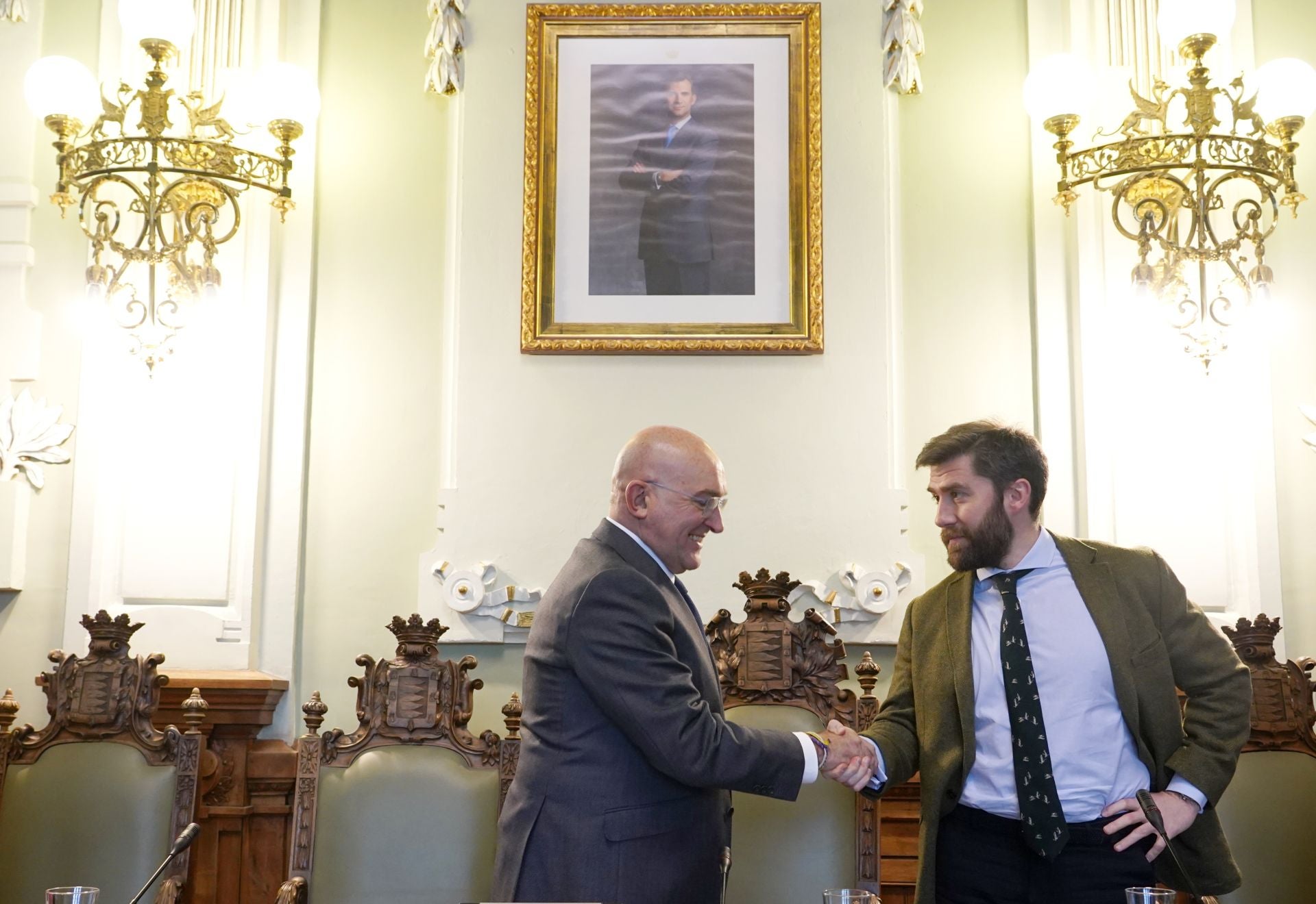 Jesús Julio Carnero felicita a su concejal de Hacienda, Francisco Blanco, tras aprobarse los presupuestos para 2025.