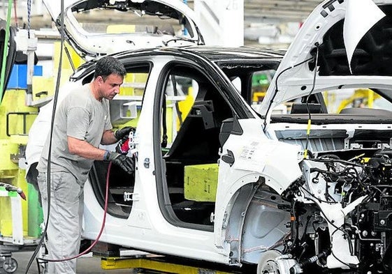 Un trabajador en al cadena de montaje de Renault.