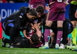 Raúl Moro es atendido sobre el césped del RCDEStadium tras la caída en la que se fracturó la clavícula durante el Espanyol-Real Valladolid del pasado viernes