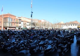 Motos aparcadas en la Plaza Mayor de la Hispanidad de Medina del Campo