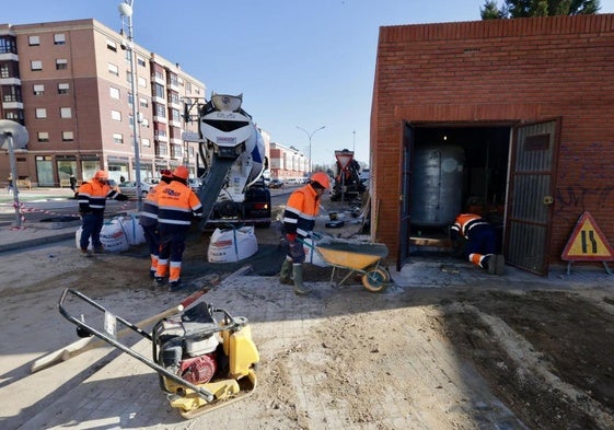 Los operarios arreglan la avería.