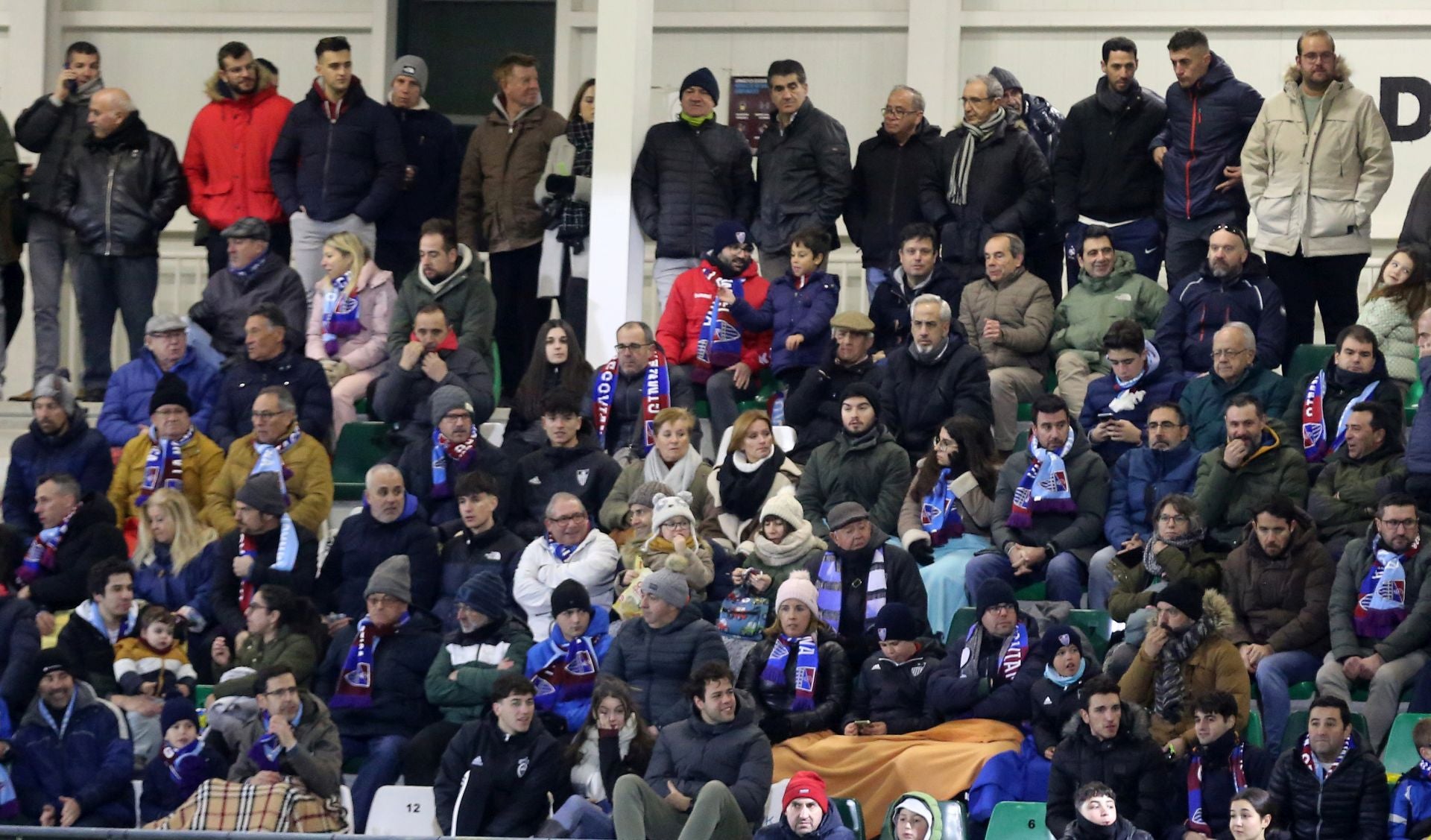 Búscate en las gradas de La Albuera durante el Segoviana vs Arenteiro