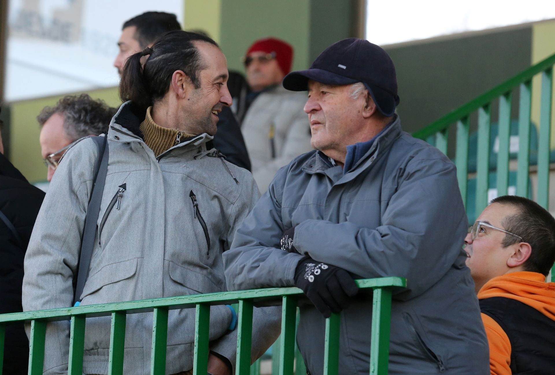 Búscate en las gradas de La Albuera durante el Segoviana vs Arenteiro