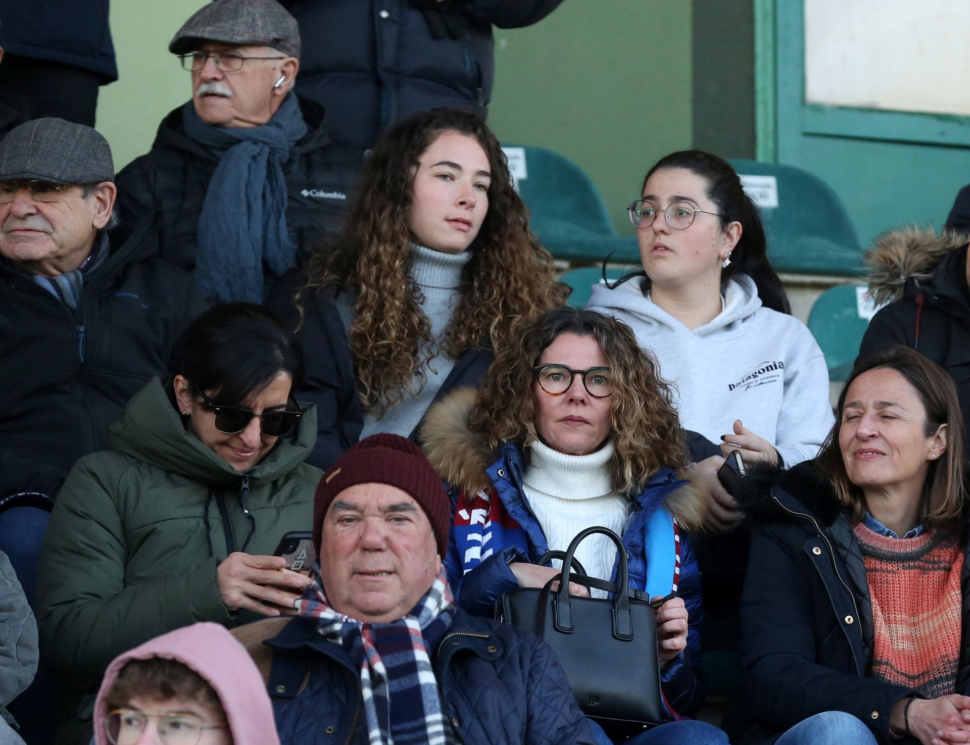 Búscate en las gradas de La Albuera durante el Segoviana vs Arenteiro