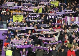 Aficionados del Real Valladolid en las gradas de Zorrilla durante un partido de esta temporada.