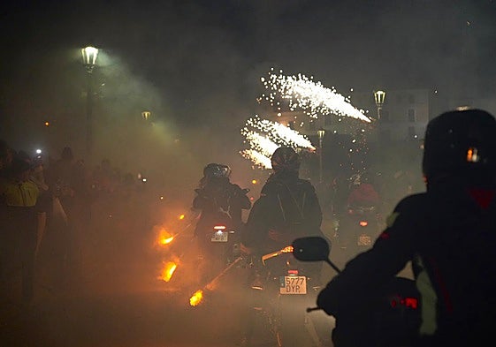 Desfile de antorchas en el 25 aniversario de Motauros en Tordesillas.