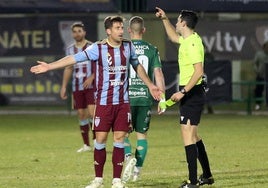 Fer Llorente intenta hablar con el árbitro Manuel Camacho Garrote tras ver la tarjeta amarilla ante el Arenteiro.