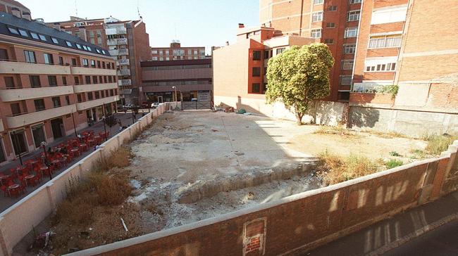 En octubre del año 2000, como se ve en esta foto, esta parcela era un espacio desaprovechado a la espera de que se construyera una instalación que todavía se tardó cinco años en inaugurar. El estreno tuvo lugar el 15 de abril de 2005. ¿Sabes qué se construyó aquí?