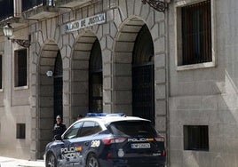 Vehículo de la Policía Nacional a las puertas de la Audiencia Provincial de Segovia.