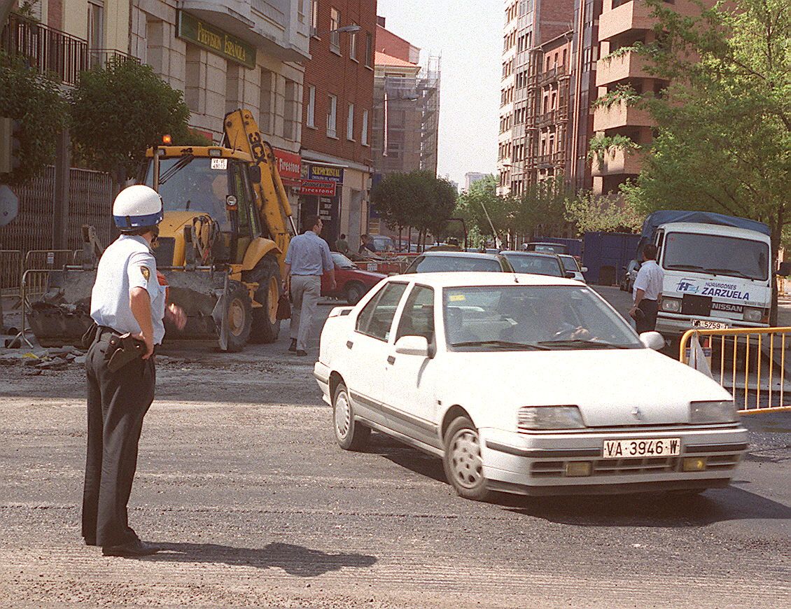 El Ayuntamiento aprovecha que en verano hay menos tráfico para acometer diversas obras de asfaltado y renovación del pavimento en Valladolid. Ese mes de agosto de 2000, le tocó a la vía de esta foto. ¿Puedes identificar a qué zona corresponen estas obras?