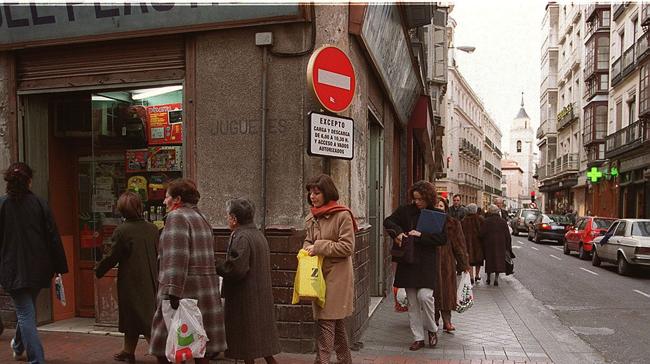 Todavía estaba la calle Regalado sin peatonalizar y en este local que hace esquina con Teresa Gil había un histórico comercio cuyo título se adivina en el letrero sobre el pequeño escaparate. Preguntar por el nombre de la tienda sería demasiado fácil. Era El paraíso del plástico. Pero, ¿en qué año cerró, después de su traslado a San Felipe?