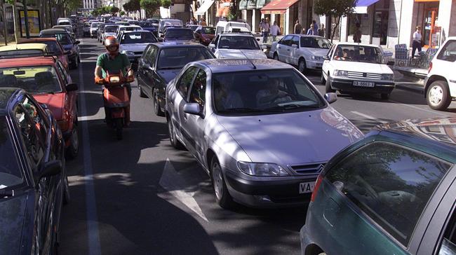Ojito al atascazo que tuvieron que sufrir el 15 de junio de 2000 los conductores que circulaban por esta céntrica vía de la capital. ¿De qué calle se trata?