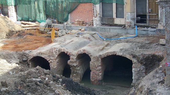 En noviembre de 2000, el pleno debatía sobre la responsabilidad de la demolición de parte del patrimonio local durante las obras de rehabilitación de la calle Platerías. ¿A qué correspondían estas bóvedas?