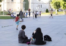 Niños jugando en la calle, en imagen de archivo.