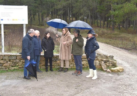 La presidenta d ela Diputación, en el centro, visita la zona donde se habilitará el camino.