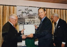 Francisco Vázquez, junto a Antonio Castro y Ángel Alonso Martín, recibe una placa en el homenaje que le rindió la Territorial.