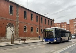 Un autobús circula por la calle Transición después de su reapertura este martes.