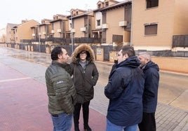 Vecinos de la zona de la casa okupada hablan con el alcalde para ver qué medidas tomar ante la instalación ilegal.