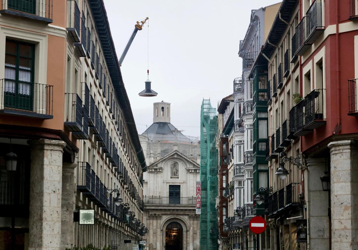 Instalación de la linterna de la cúpula de la Vera Cruz.