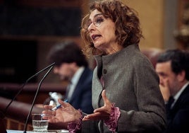 La vicepresidenta primera y ministra de Hacienda, María Jesús Montero, interviene ayer en el Congreso.