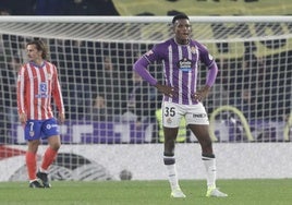 Juma, brazos en jarra, tras encajar un gol en el partido ante el Atleti.