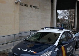 Acceso a la Comisaría de la Policía Nacional en Segovia.