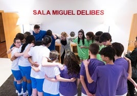 Jóvenes de cuatro equipos antes de saltar al escenario coordinados por Berta Monclús en una pasada edición de la Liga Escolar Match.