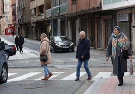 Calle Valentín Calderón, punto de acceso a la Zona de Bajas Emisiones, que se vigilará con cámara.