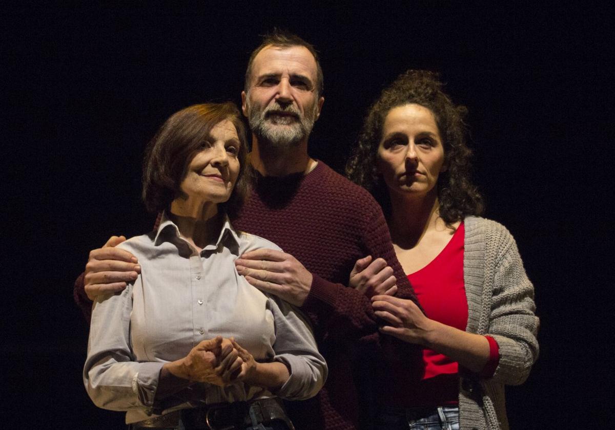 Aurora Herrero, el actor palentino Alfonso Mendiguchía y María San Miguel, en la obra 'Proyecto 43-2'.