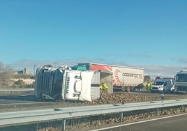 Camión volcado en la autovía que conecta Segovia con Valladolid.