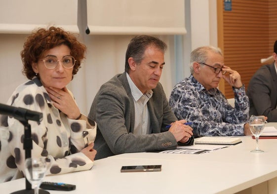 La concejal de Impulso Económico, Judith Castro, con técnicos municipales, en la jornada.