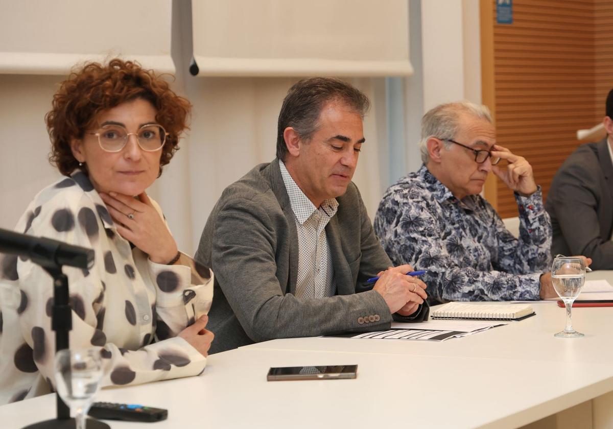 La concejal de Impulso Económico, Judith Castro, con técnicos municipales, en la jornada.