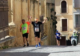 Dos participantes en una de las cuestas de la Media Maratón de Segovia de 2024.