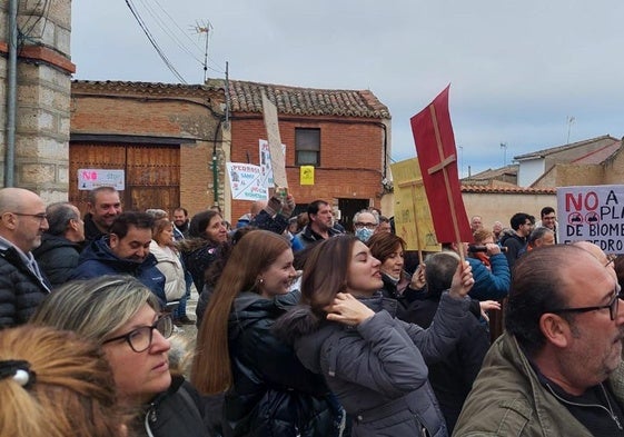 Unos 250 vecinos de la comarca se concentraron en Pedrosa del Rey