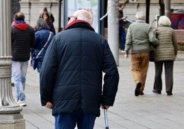 Pensionistas de paseo en el centro de Valladolid.