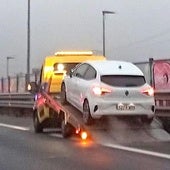 Un socavón causado por las lluvias en la VA-30 deja 16 vehículos dañados