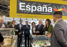 La presidenta de la Diputación, segunda por la izquierda, con algunos productores, en la Feria de Lyon.