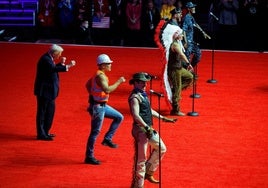 Donald Trump baila junto al grupo musical Village People en la fiesta de su toma de posesión.