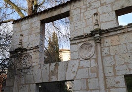 Portada de la Casa de los Vega Colmenares, asentada en el jardín del Museo Nacional de Escultura de Valladolid.