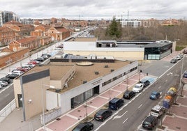 El centro de mayores de Arca Real y al lado la antigua nave del Mercadona, que se aprovechará para habilitar dos grandes salas para la dotación municipal.