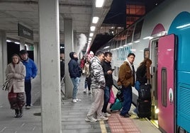 Varias personas suben a un tren de alta velocidad en la estación de Segovia-Guiomar.