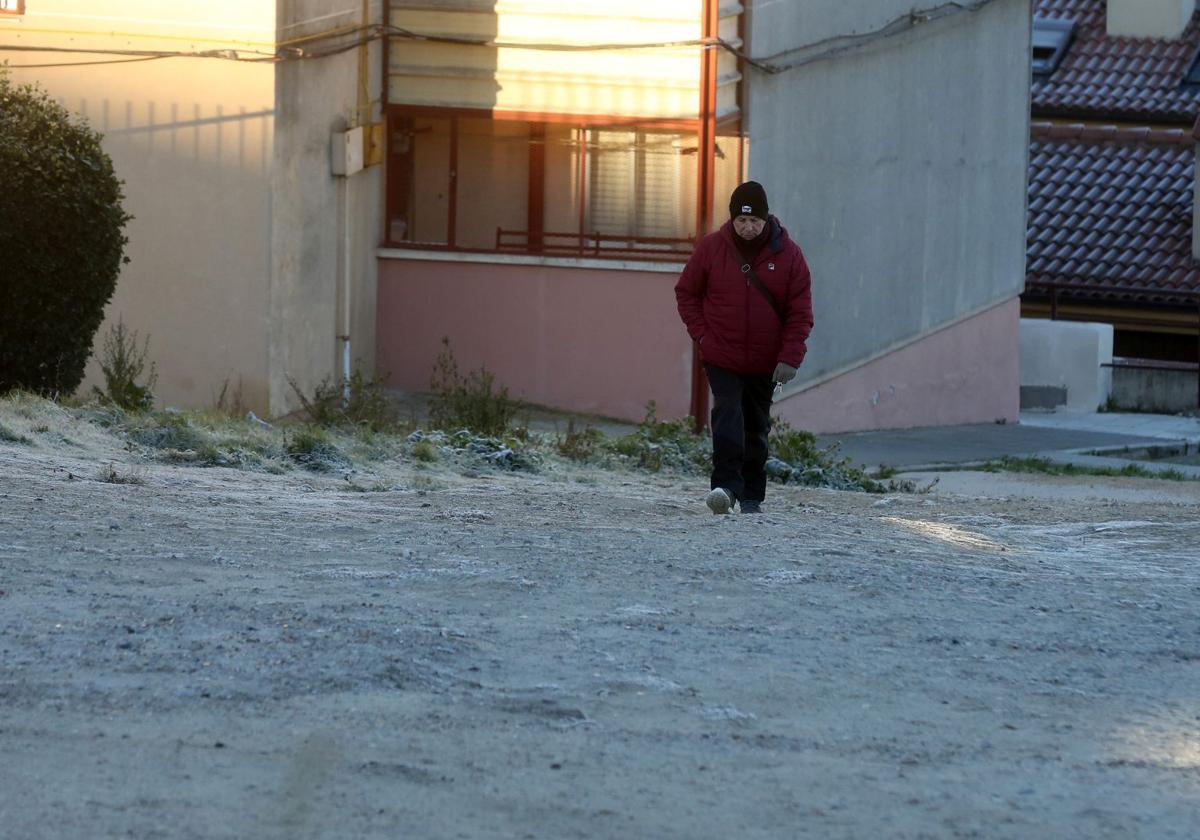 Un hombre pasea por un paraje helado en estas primeras fechas de enero en Segovia.