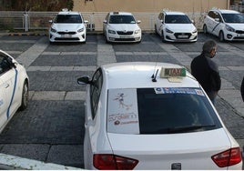 Taxis en la parada de la plaza de Artillería de Segovia.