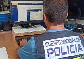 Un policía investiga delitos por Internet.