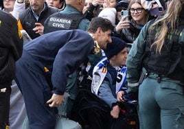 El jugador del Real Madrid Thibaut Courtois se acerca a los aficionados en las inmediaciones del hotel de concentración del equipo blanco en Vallladolid.