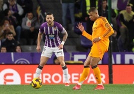 Mbappé toca la pelota ante Javi Sánchez durante el partido entre Real Valladolid y Real Madrid.