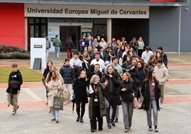 Los asistentes a la jornada de puertas abiertas, en el campus de la universidad.