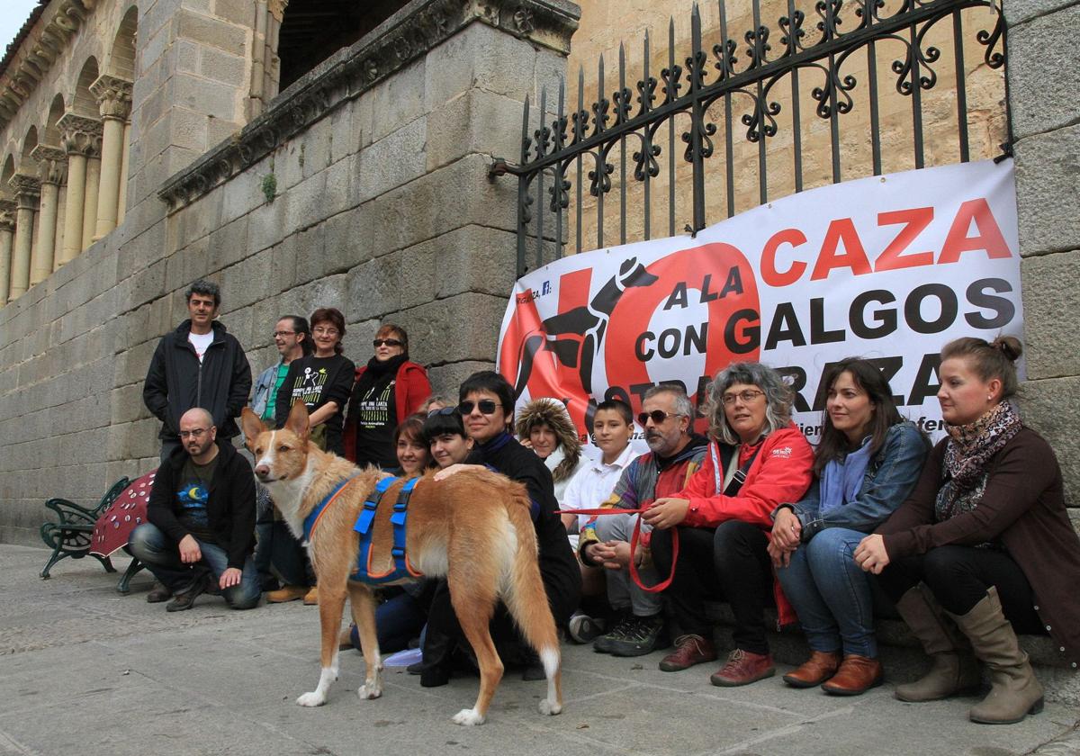 Participantes en una anterior protesta contra la caza y en defensa de los perros usados en la práctica cinegética.