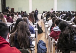 Estudiantes de instituto durante un examen.